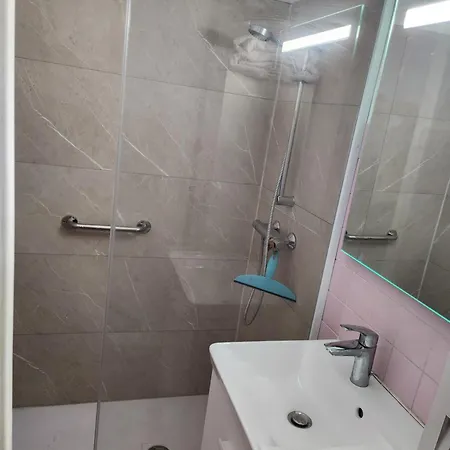 Studio 500 M De La Plage, Parking Securise, Climatisation Appartement *